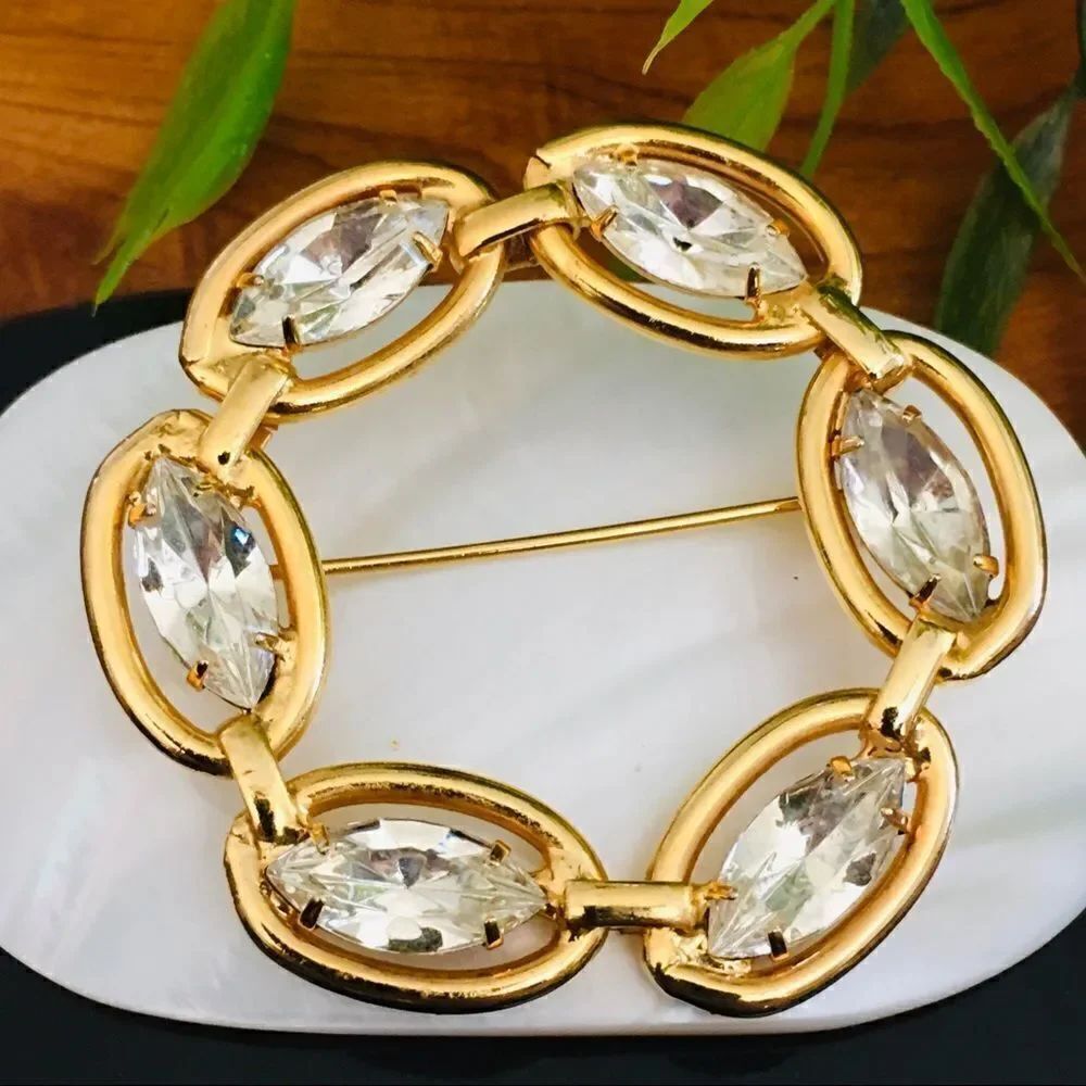 Vintage Wreath Rhinestone Prong Setting Gold Brooch 4292